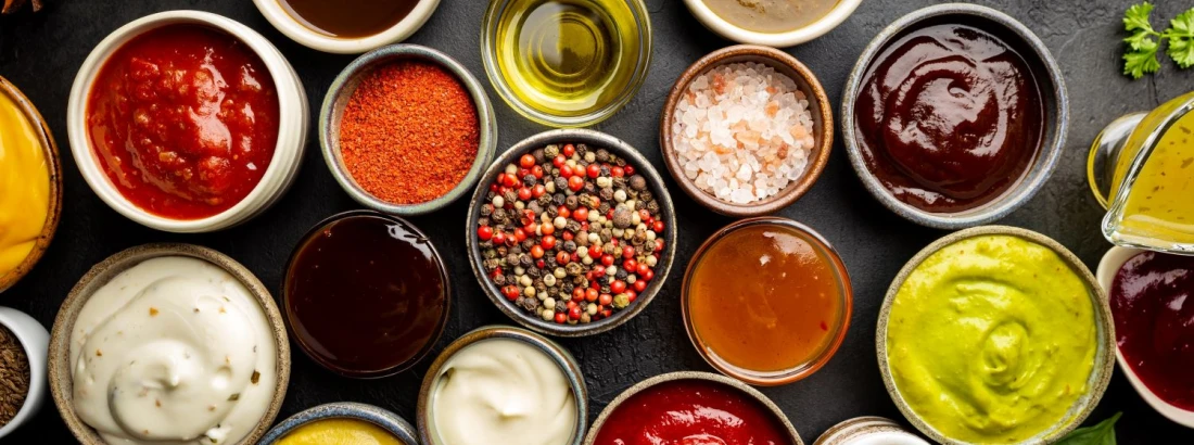 Kreatywne dipy i sosy – jak w prosty sposób wzbogacić smak